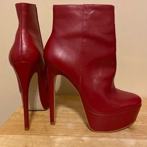 Stylish Red Leather , Steve Madden, size 7.5 ankle booties